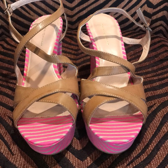 Tommy Hilfiger tan shoe with pink wedge size 9 1/2 - Picture 2 of 4